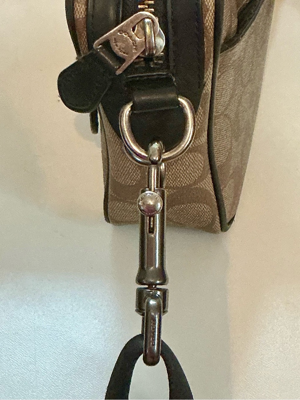 COACH Graham Crossbody Signature Canvas & Brown Calf Leather NYC Travel Patches - Picture 7 of 16